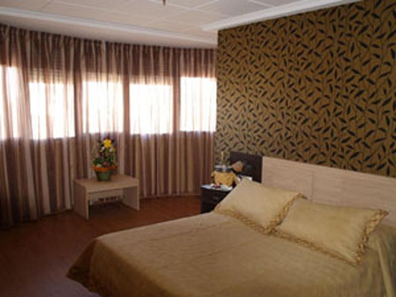 Hotel Los Chiles Villanueva Del Arzobispo Room photo